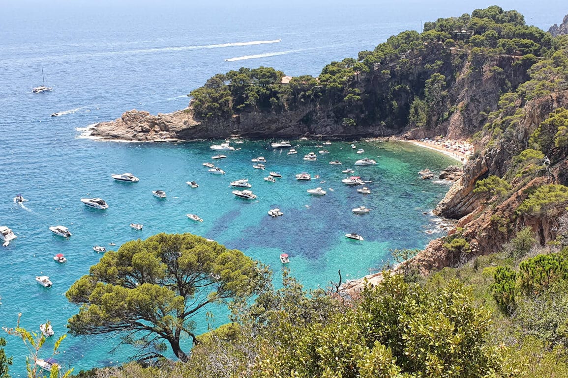 Cala Futadera acantilados y agua transparente Costa Brava