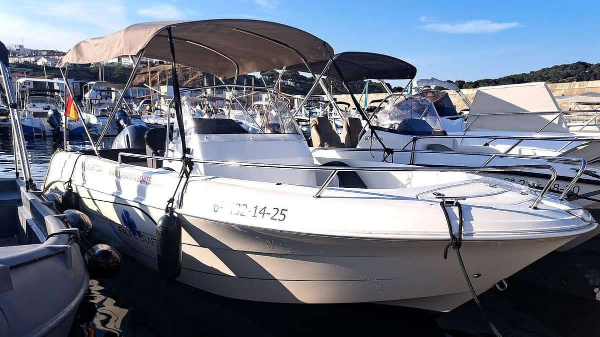 Flota de barcos de alquiler en el puerto de Palamós, Costa Brava