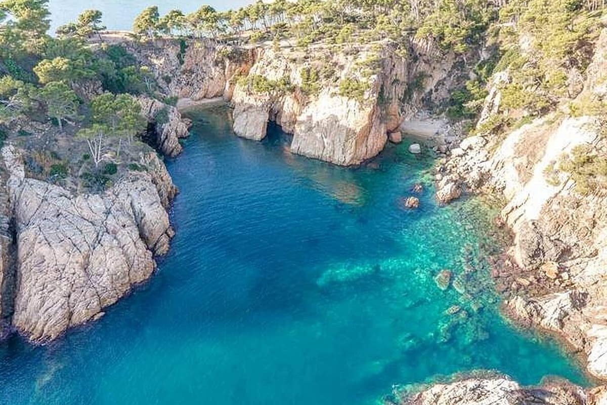 Cala Sa Foradada en la Costa Brava con su característico arco natural de roca