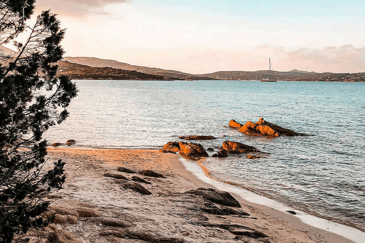 Cala La Fosca en Palamós vista desde la costa en la Costa Brava