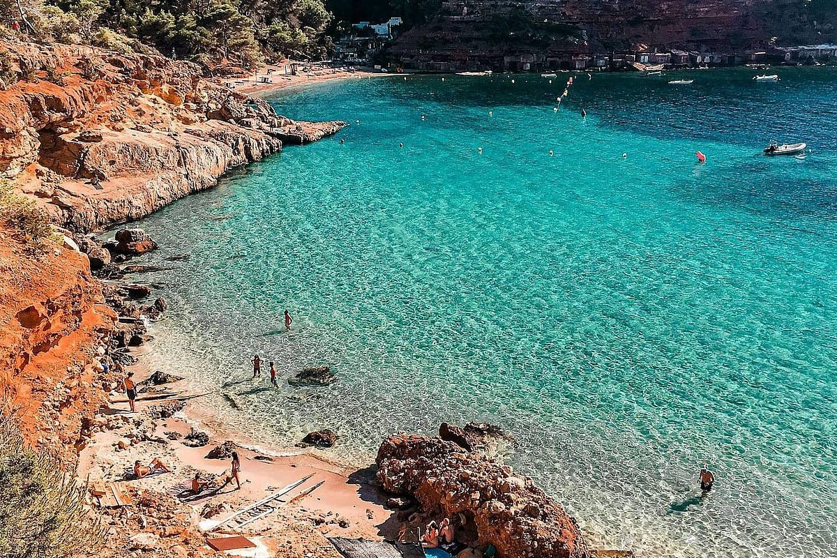 Playa de Aiguablava en Begur con aguas turquesa en la Costa Brava