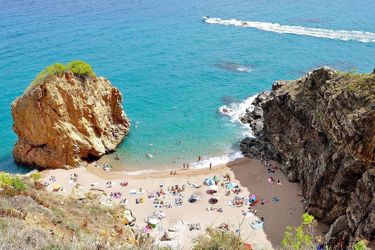 Illa Roja en Begur con su característica roca roja en la Costa Brava