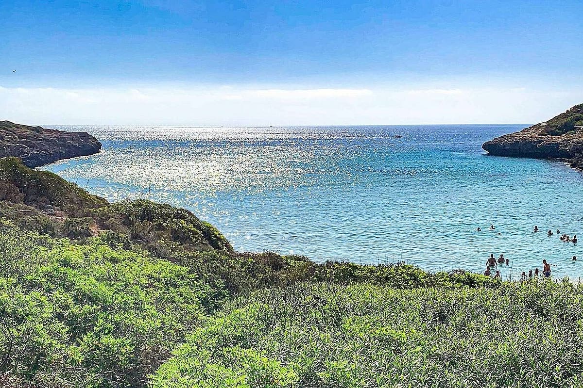 Playa de Sa Riera en Begur vista desde el mar en la Costa Brava