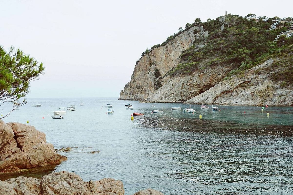 Cala Sa Tuna en Begur con casas frente al mar en la Costa Brava