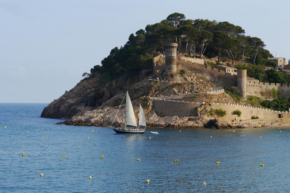 Playa y castillo de Tossa de Mar vista desde el mar Costa Brava