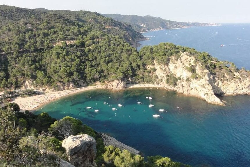 Cala Giverola aguas turquesa vista desde barco Costa Brava
