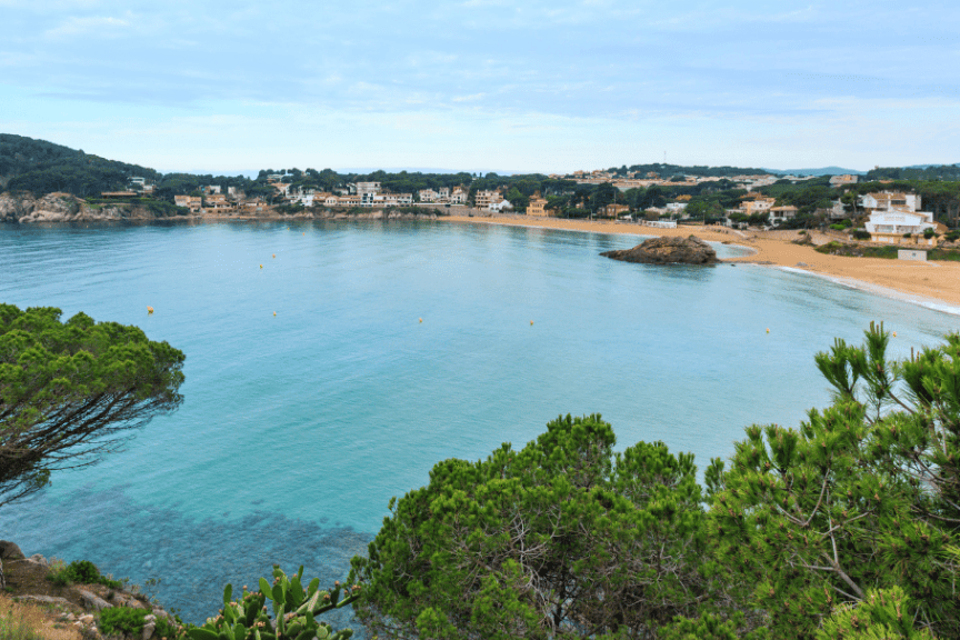 Bahía de Palamós vista desde el mar inicio de la ruta sur Costa Brava